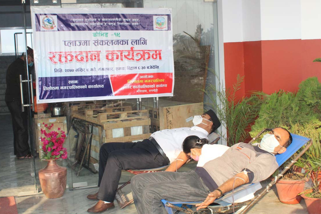 रक्तदान गर्दै सहभागीहरु ।
